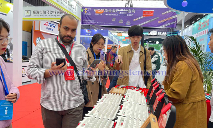 企業(yè)家20日在先進(jìn)硬質(zhì)材料及工具産業(yè)博覽會(huì)參展(圖源:荷塘區(qū)融媒體中心供圖)