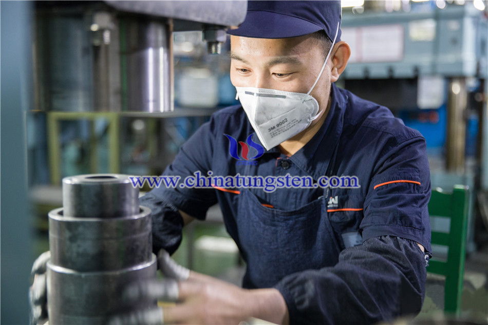 工人正在制作鎢相關(guān)產(chǎn)品