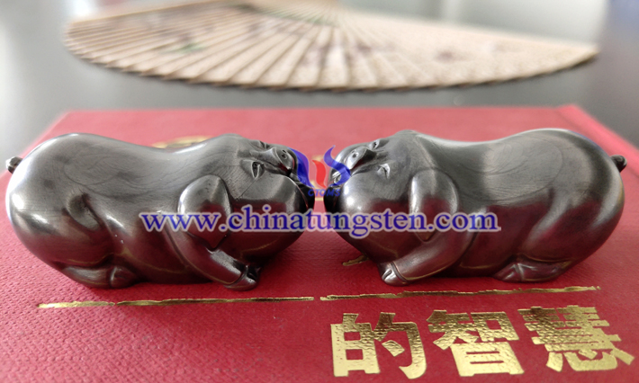 “金榜題名”的吉祥物：創(chuàng)意鎢金生肖豬圖片