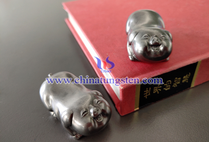 “金榜題名”的吉祥物：創(chuàng)意鎢金生肖豬圖片