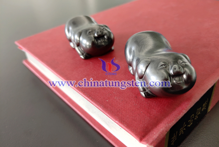 “金榜題名”的吉祥物：創(chuàng)意鎢金生肖豬圖片