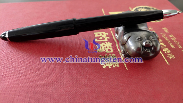 “金榜題名”的吉祥物：創(chuàng)意鎢金生肖豬圖片