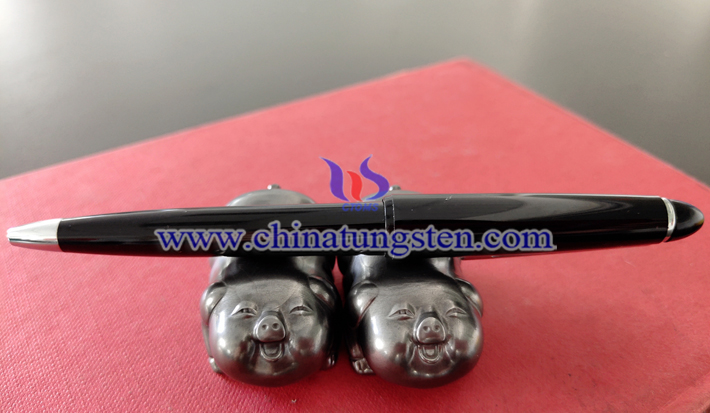 “金榜題名”的吉祥物：創(chuàng)意鎢金生肖豬圖片